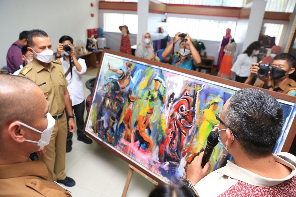 PRSU JADI TEMPAT BERKUMPUL PARA SENIMAN, PELUKIS SUMUT HADIAHI WAGUB LUKISAN BESAR