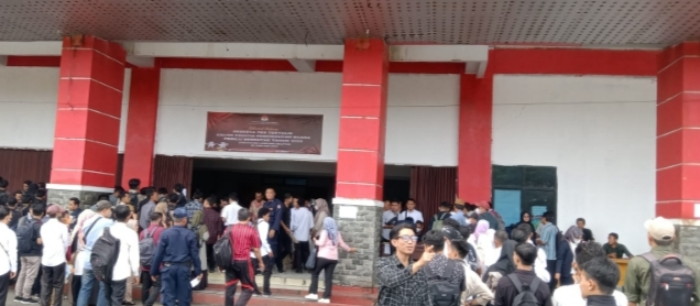Pelamar PPS Membludak..!! Ikuti Tes Tertulis KPU Lamsel di GOR Way Handak