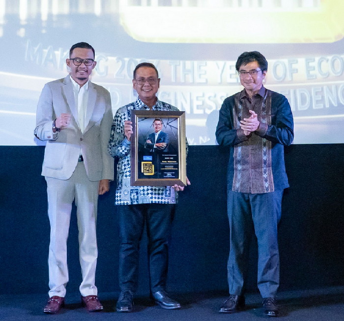 Direktur Keuangan dan Strategi Bank DKI Romy Wijayanto Terima Penghargaan 10 Most Populer Chief Fina...
