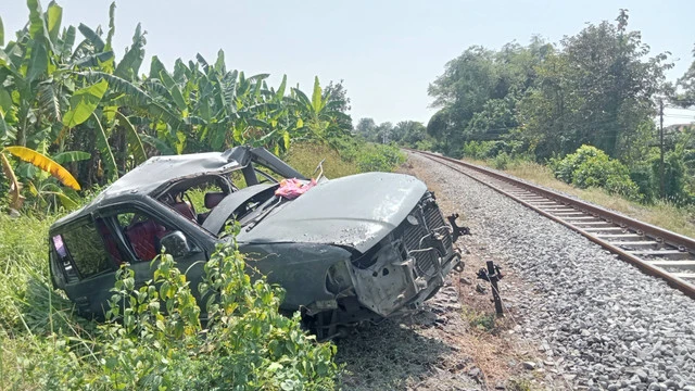 Mobil Rombongan Istri Kyai di Pasuruan Tertabrak Kereta dan Terseret 150 Meter, 4 Orang Tewas