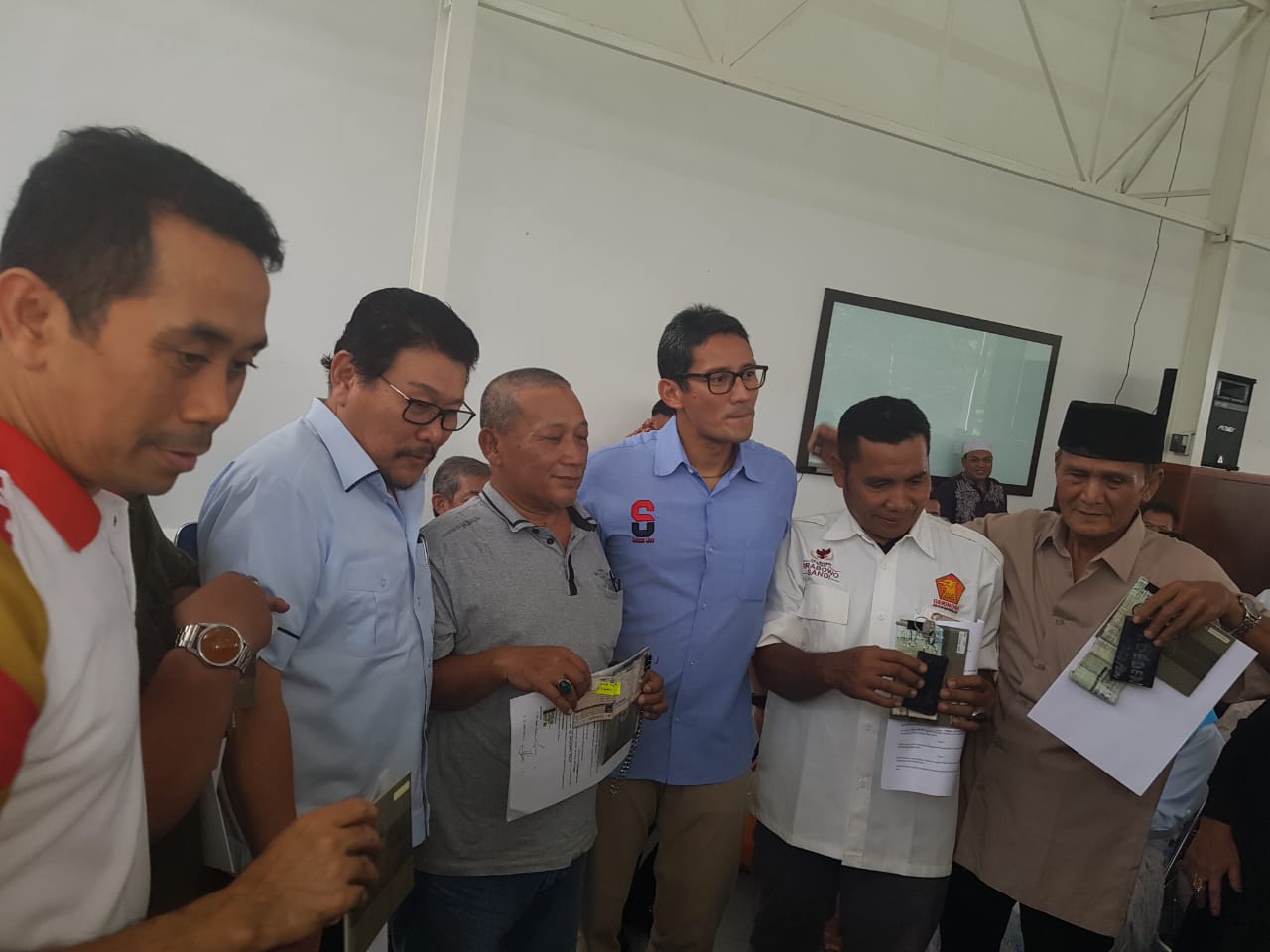 Politisi Gerindra Ini Serahkan 10 Ambulance ke Warga di Posko Pengaduan Masyarakat