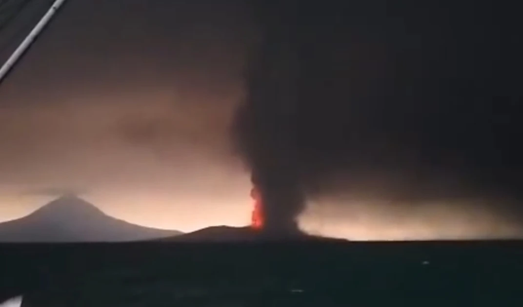 Minggu Pagi, Gunung Anak Krakatau Kembali Erupsi