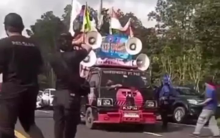 Buruh Demo di Tol Cipularang Arah Bandung, Arus Lalu Lintas Macet Parah Sampai Malam