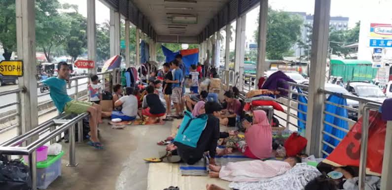 Halte Transjakarta Jembatan Baru Masih Dipenuhi Pengungsi Banjir