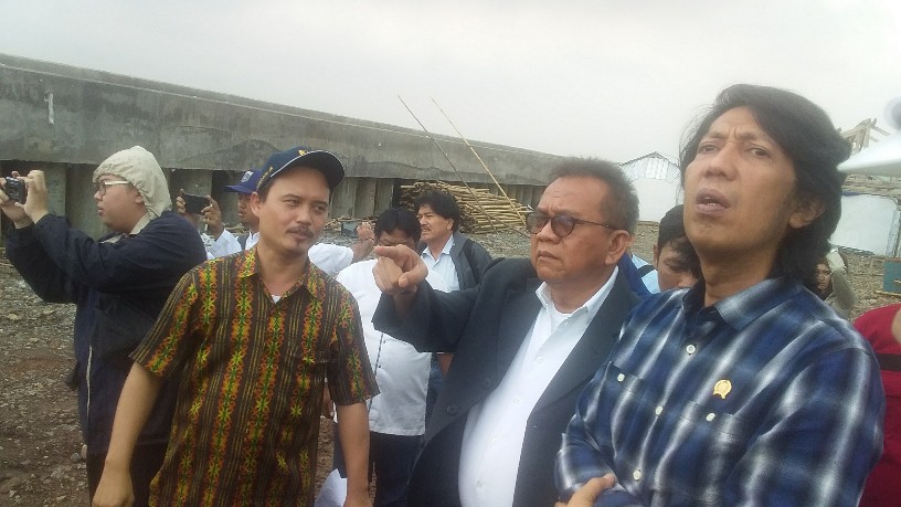 Tinjau Lokasi, DPRD DKI Ingin Upaya Perbaikan Tanggul Laut Di Muara Baru Dituntaskan