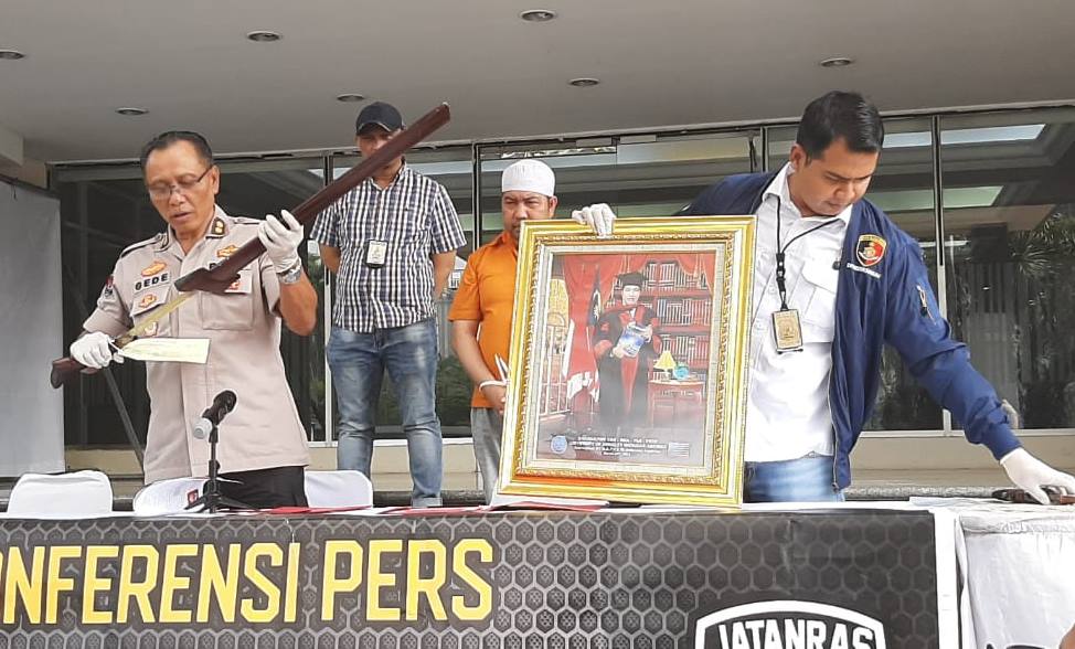 Gelar Profesor dan Doktor Pemilik Nissan Terra B 1 RI Yang Bawa Pedang, Dipastikan Palsu