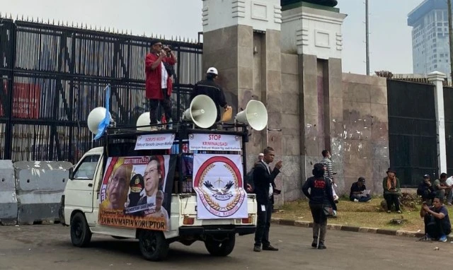 Massa Gerakan Suara Keadilan Demo DPR, Tuntut Pemberantasan  Korupsi