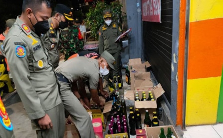 Ratusan Botol Miras dari Berbagai Merek Disita Satpol PP Jakpus