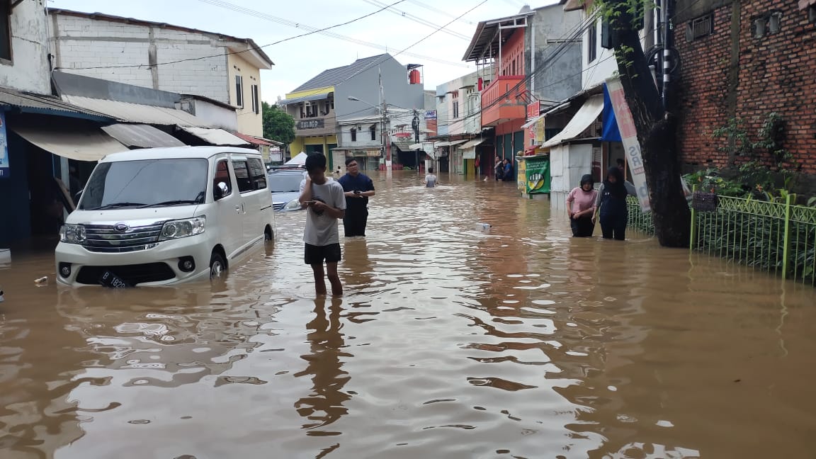 Akibat Banjir, Warga Ciputat Tersengat Aliran Listrik