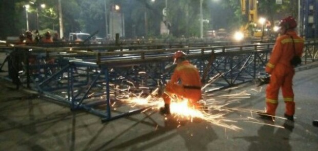 Aparat Gabungan Bongkar Billboard Ilegal Pengiklan Teh Pucuk