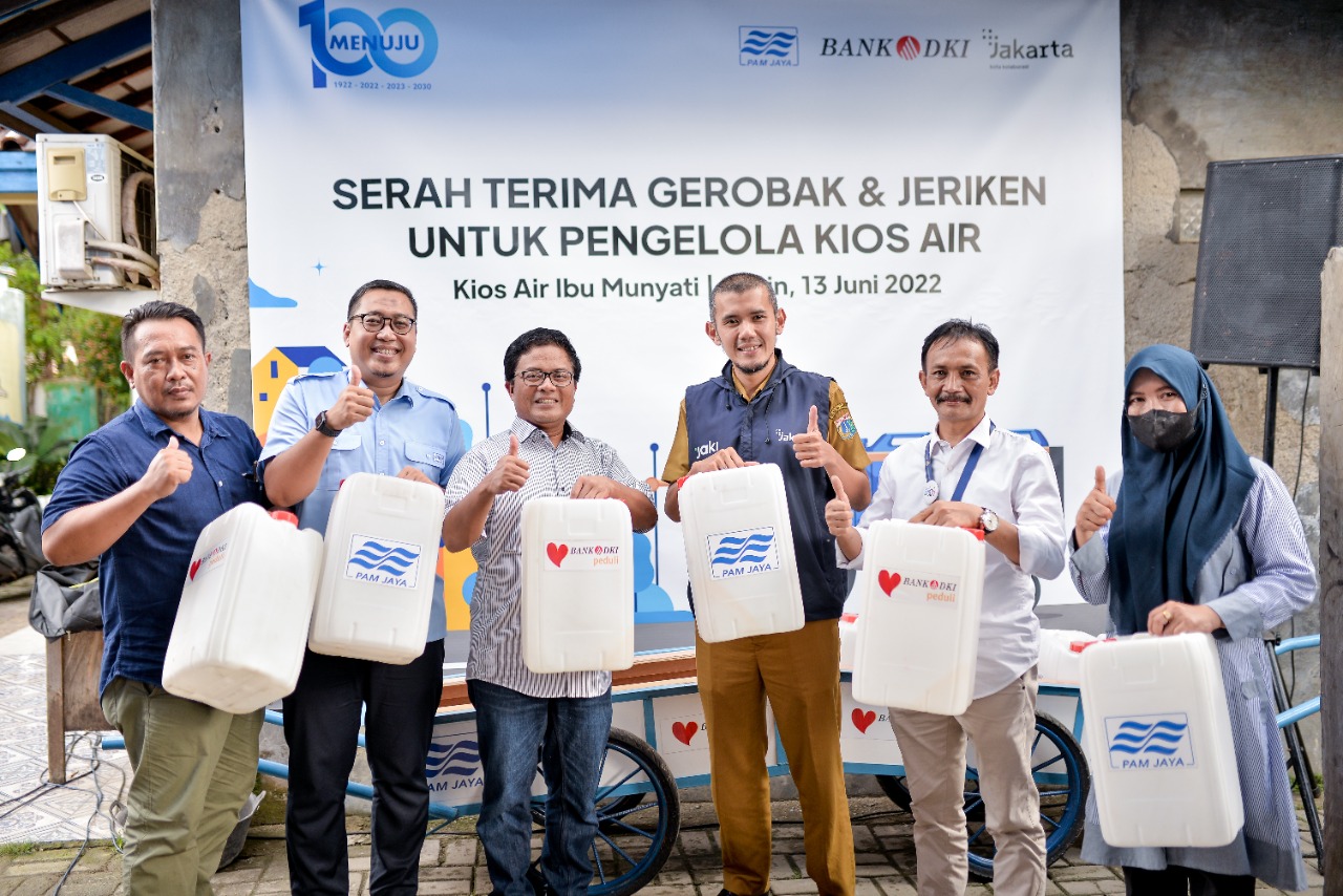 Dukung Akses Percepatan Air Bersih, Bank DKI Beri Bantuan CSR 200 Gerobak dan 1.000 Jerigen Kepada Warga Semanan