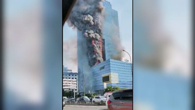Menara K-Link Dilalap si Jago Merah