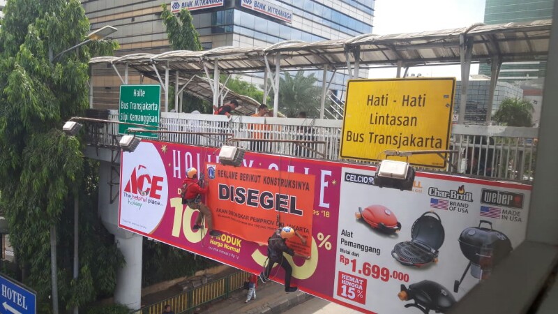 Tim Terpadu Segel Puluhan Reklame di Jalan S Parman