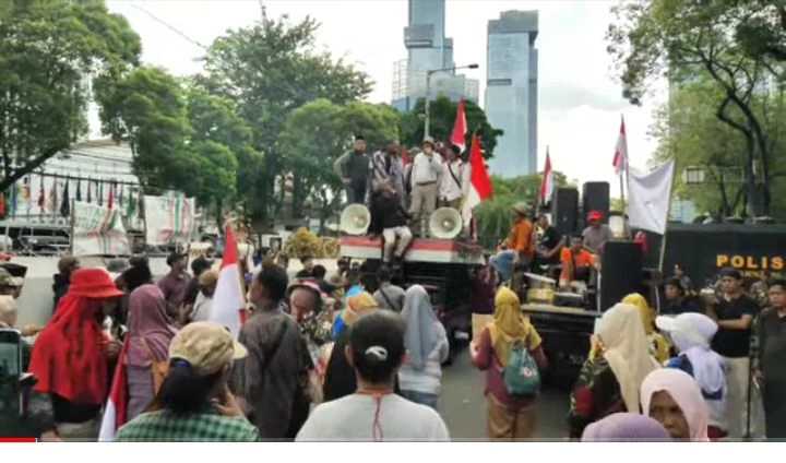 Geruduk KPU, Massa Gerakan Masyarakat Sipil Selamatkan Demokrasi Indonesia Usung 7 Tuntutan