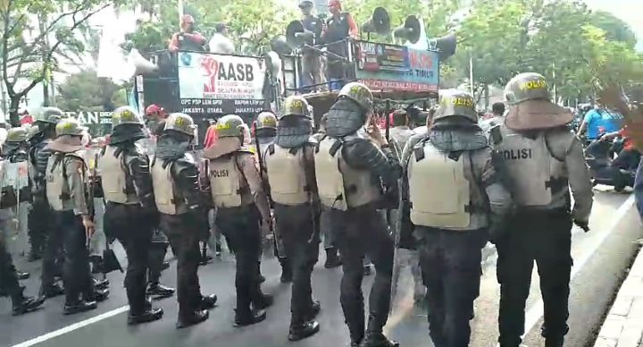 Heru Tak Mau Menemui, Buruh Ngamuk Merobohkan Pagar Balaikota, dan Dihalau Polisi