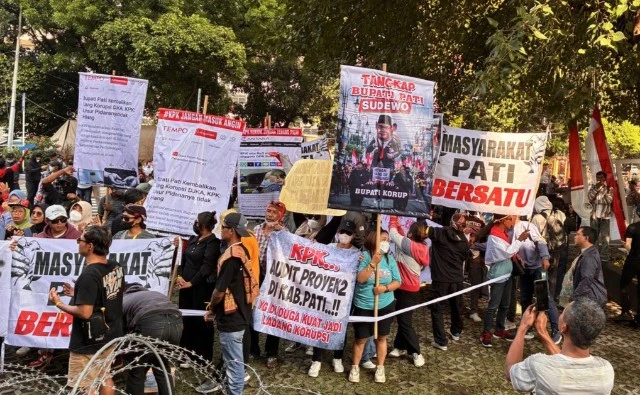 Geruduk KPK, Ratusan Warga Pati Desak Sadewo Dijadikan Tersangka