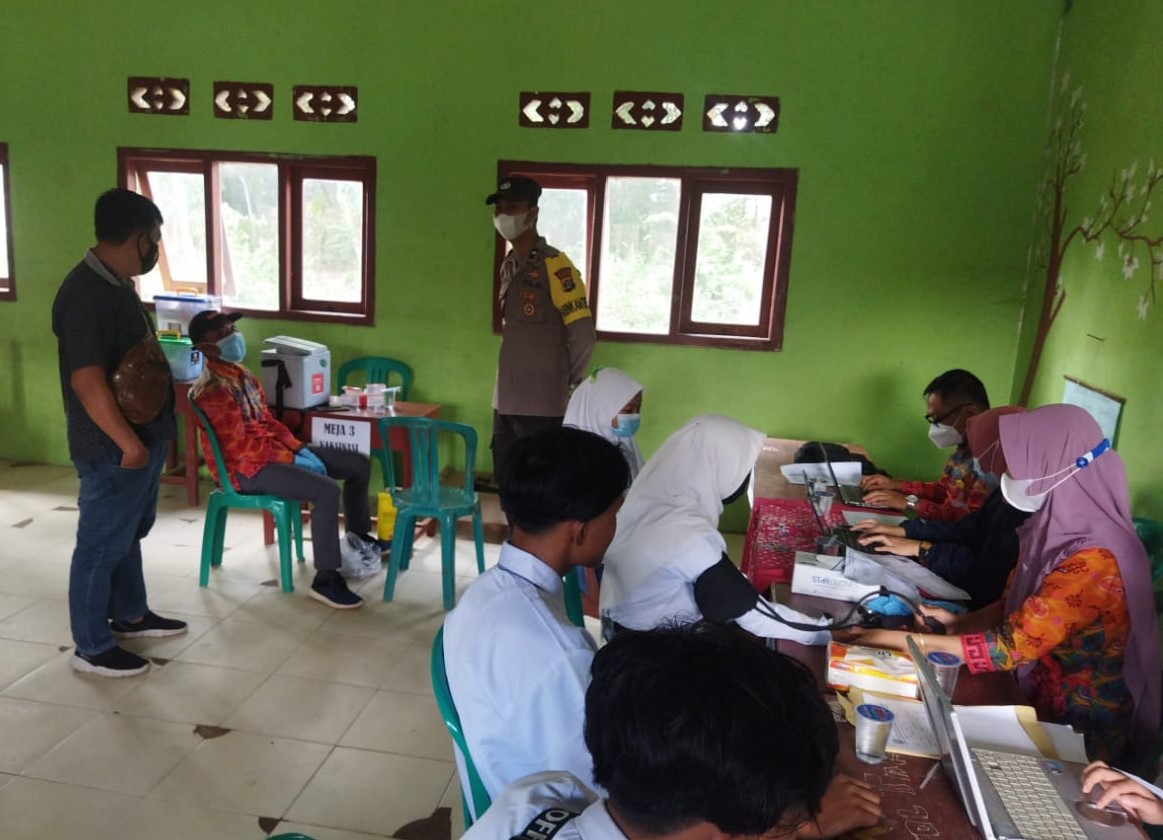 Polsek Negeri Besar Pam dan Monitoring Vaksinasi di Sekolah MA Nurul Huda
