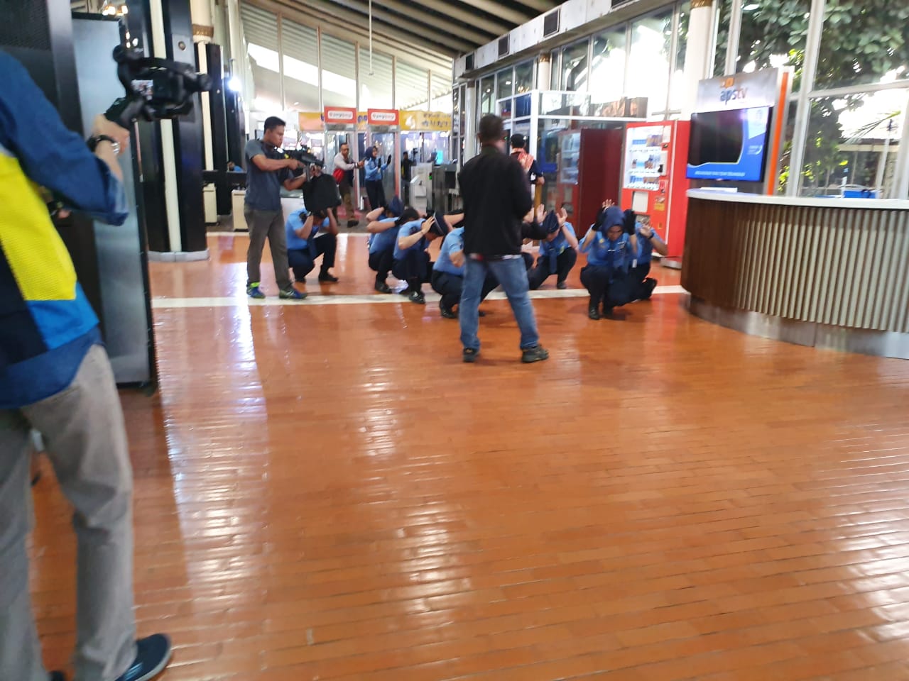 Teroris Masuk Bandara Soetta, Petugas Avsec dan Penumpang Pesawat Disandera