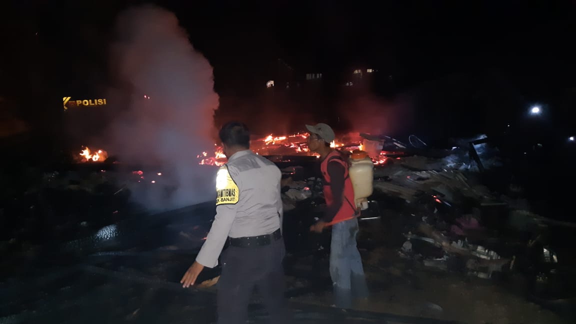 Olah TKP, Polsek Banjit Datangi Redi Saputra, Korban Rumah Kebakar