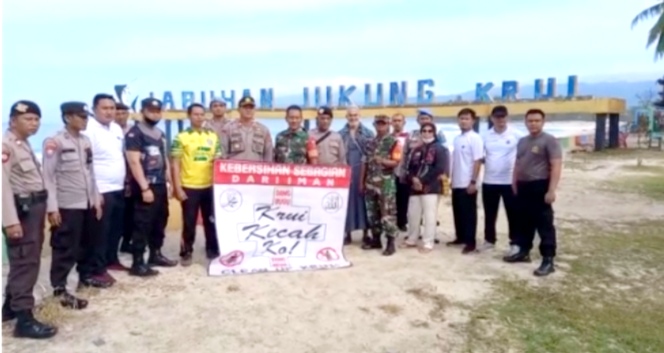 Dinas Parawisata Pesibar Libat Kan TNI/Polri Dalam Kegiatan Jum'at Bersih