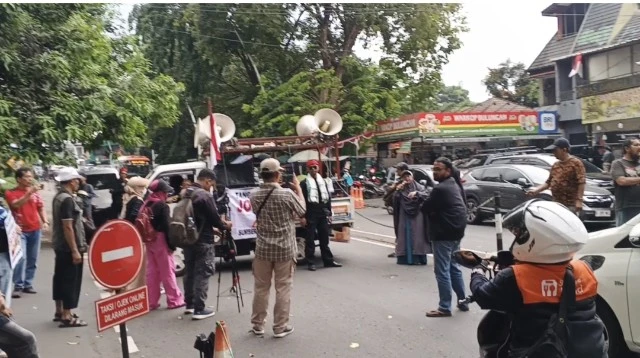 Aksi Tuntut Eksekusi Silfester Dicueki Kejagung, Massa Tutup Jalan Bulungan dengan Mokom