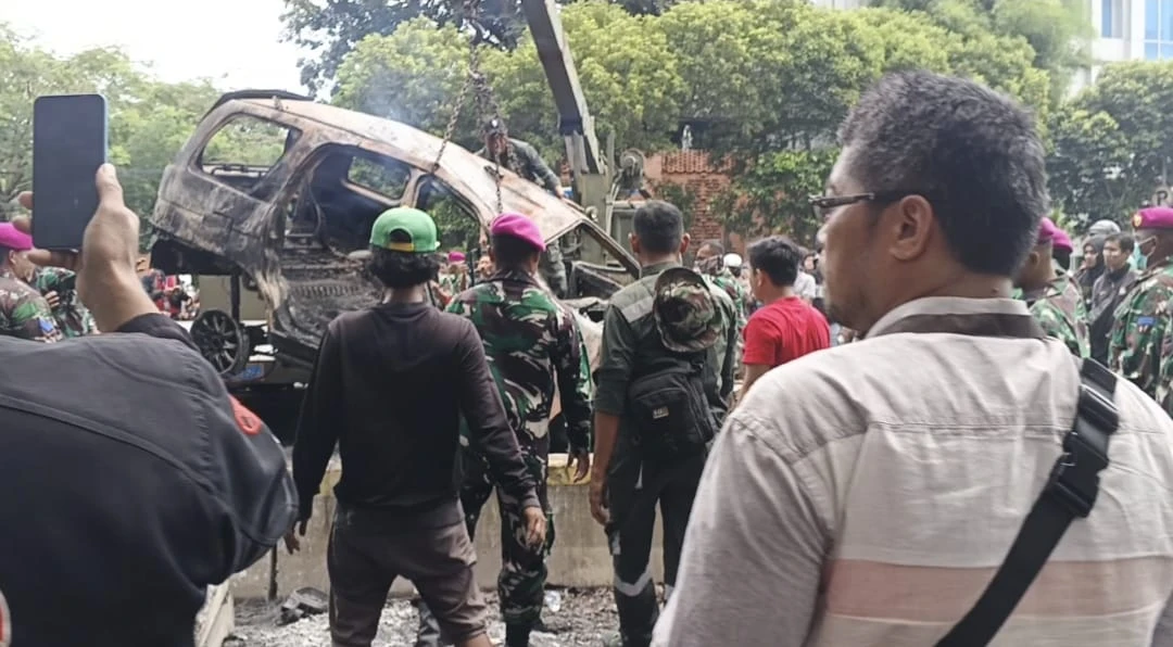 TNI Evakuasi 10 Mobil Yang Dibakar Massa Saat Rusuh Kamis Malam di Dekat Mako Brimob Kwitang