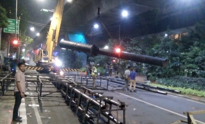 Tim Terpadu Bongkar Reklame di Depan Mal Ambasador