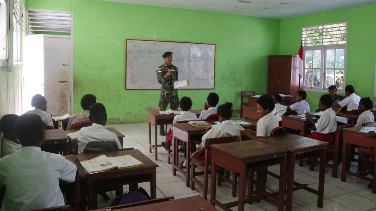 Anggota TNI Satgas Yonif MR 411/Pdw Kostrad Bantu Mengajar di Sekolah Perbatasan