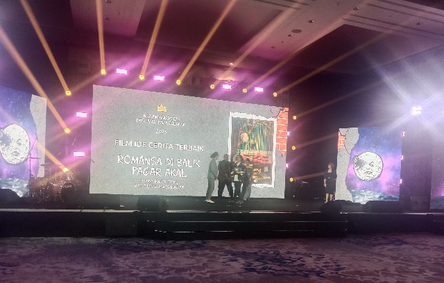 Romansa di Balik Pagar Akal Jadi Film Ide Cerita Terbaik Anugerah Festival Film Bulanan 2023