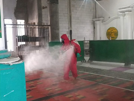 Kawasan Makam Mbah Priok Disemprot Disinfektan