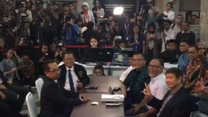 Bawa 51 Alat Bukti, Kubu Prabowo Resmi Layangkan Gugatan Pemilu ke MK