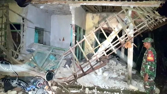 Sejumlah Bangunan dan Rumah Ambruk Akibat Gempa Garut M6,2 Sabtu Malam