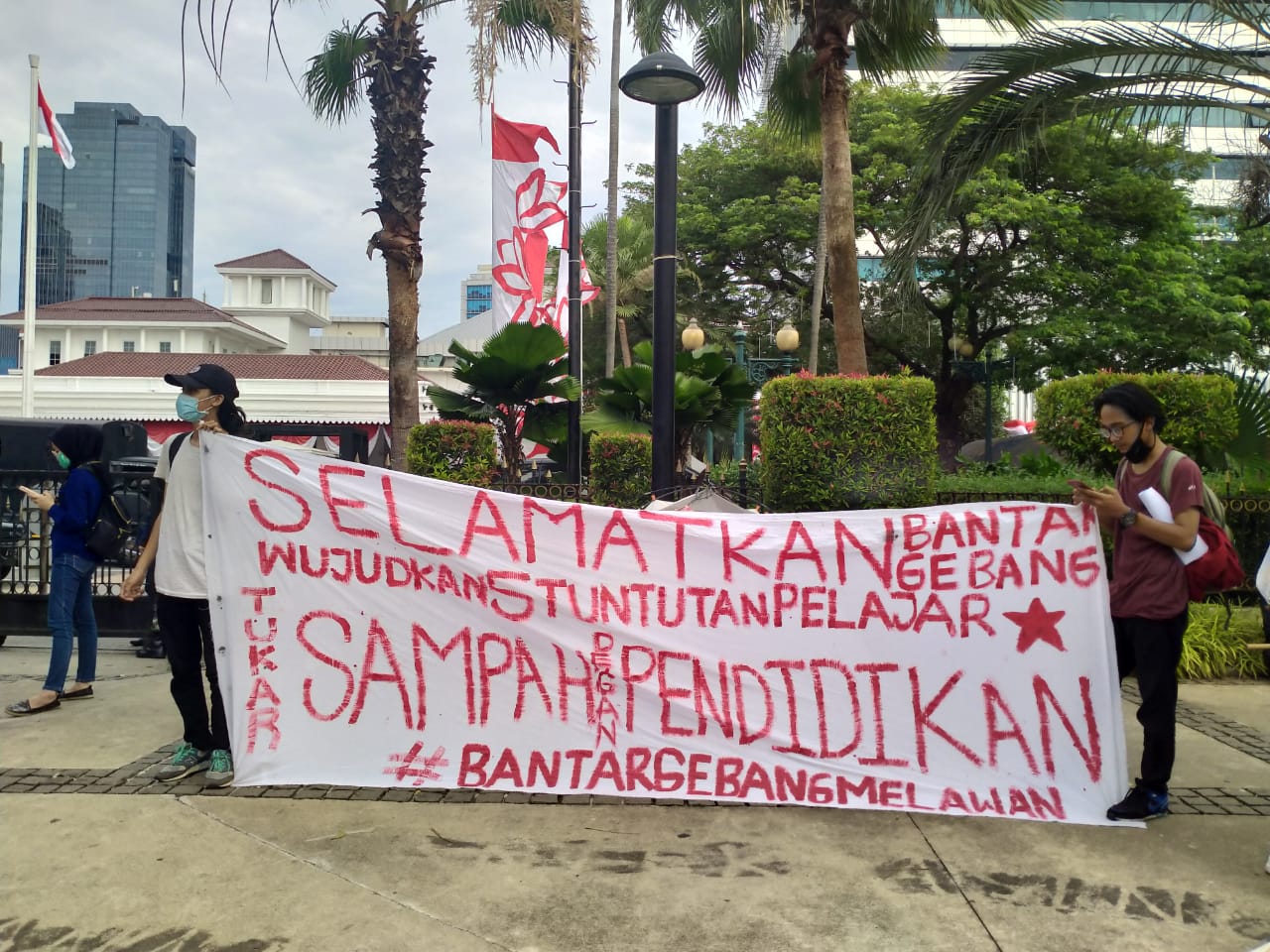 Dininabobokan Dengan Uang Bau, Warga Tuntut Gratiskan Pendidikan.