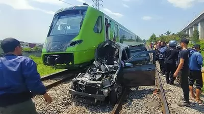Kereta Feeder Whoosh Tabrak Minibus, 2 Balita Tewas
