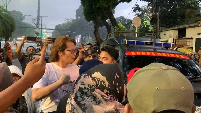 Demo di KPU Ricuh, Massa Dorong-dorongan dengan Polisi dan Bakar Ban