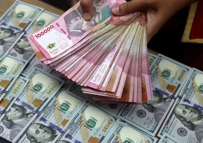 Rupiah Konsisten Melemah, Ditutup di Posisi Rp. 16.450/Dolar AS