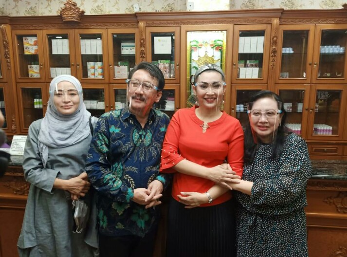 Ingin Memancungkan Hidungnya, Ratna Listy Percayakan Pada Queen Beauty Clinic