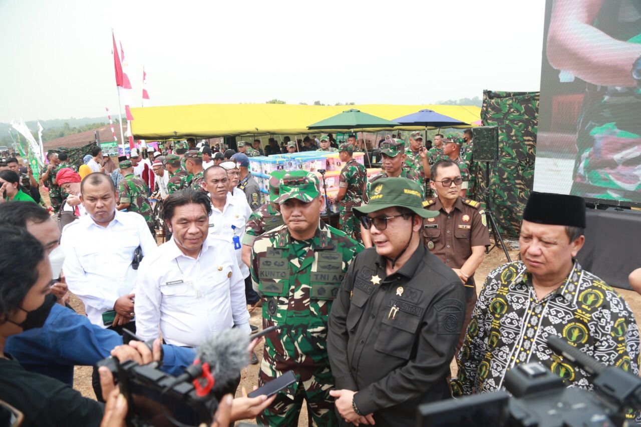 Wamen Pertanian dan Pangdam III Siliwangi Bareng Pj Gubernur Banten Al Muktabar Panen Raya Jagung