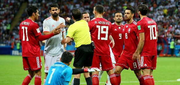 Gol Berbau Keberuntungan Bawa Spanyol ke Puncak Klasemen Grup B