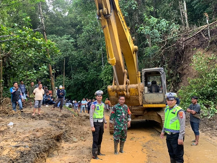 Jalur Liwa-Krui Kembali Longsor, Sat Lantas Polres Lampung Barat Himbau Pengguna Jalan Agar Berhati-hati