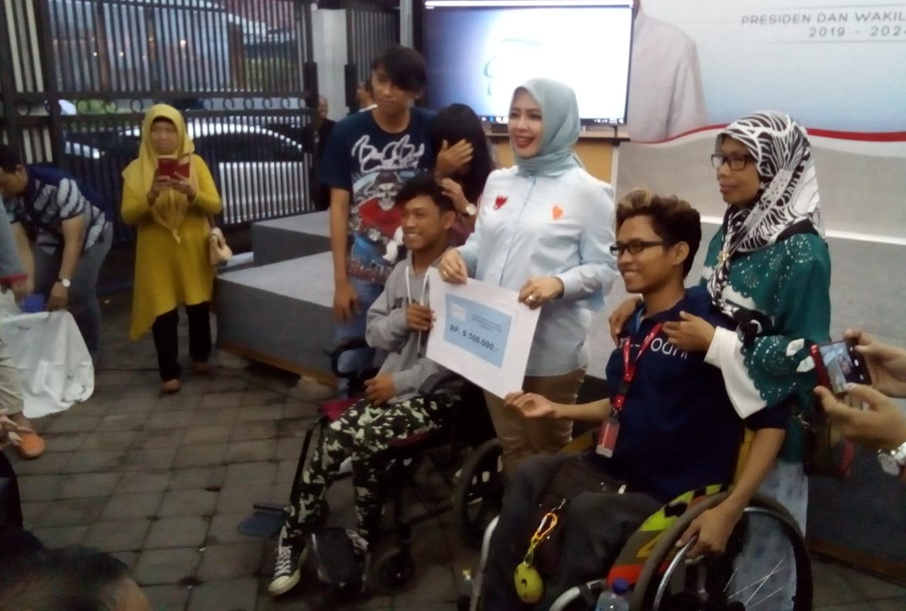 Nur Asia memberikan donasi pada karya Disabilitas